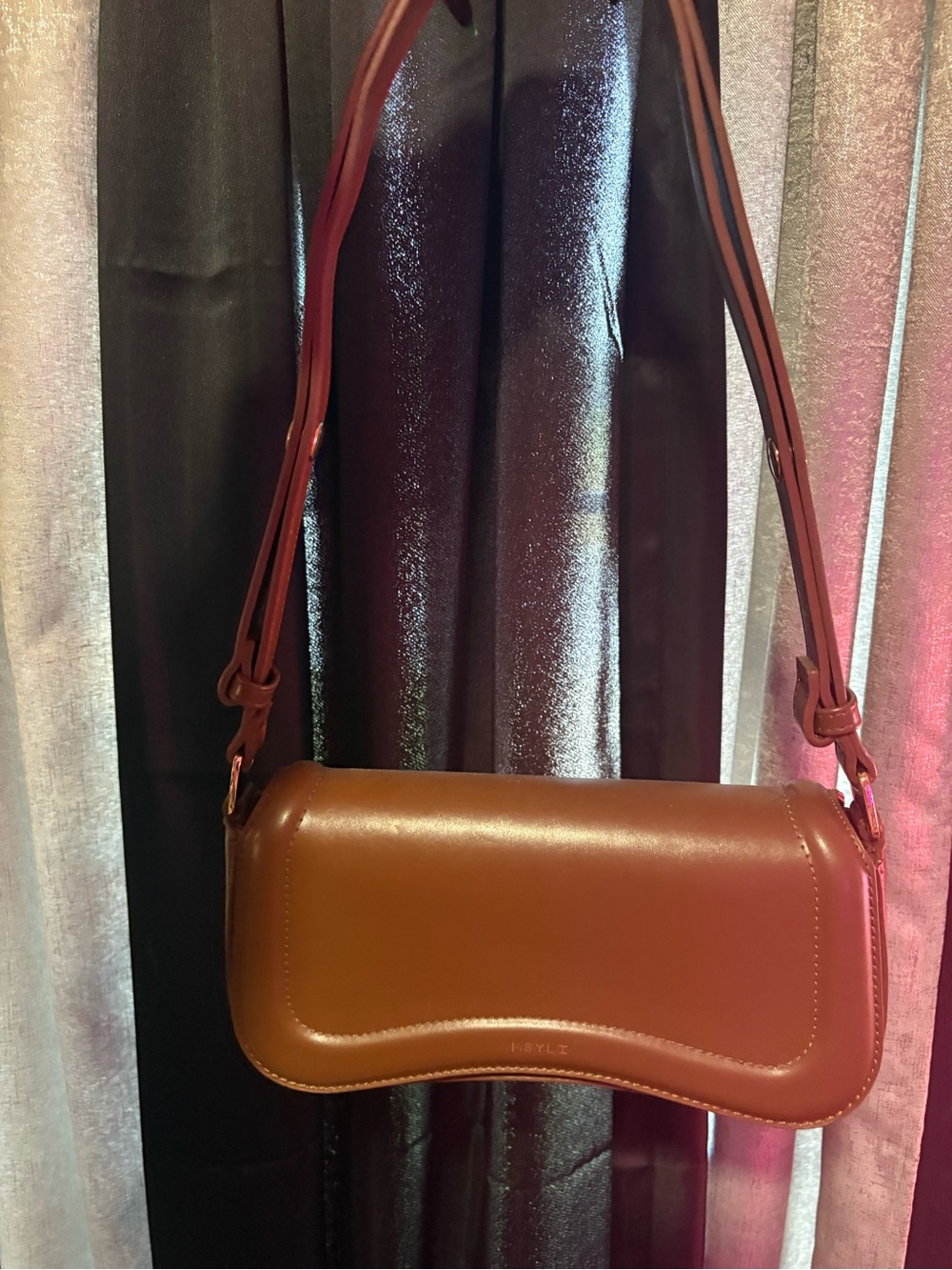 Classic Brown Leather Shoulder Bag — Women's Sleek Crossbody